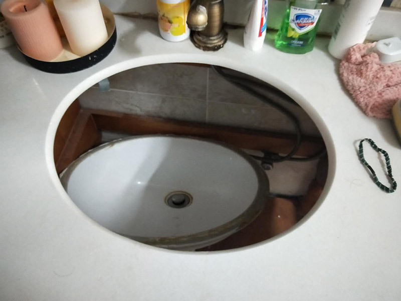 浴室盆安裝維修：需用小鏟子將臺(tái)下盆邊緣處的粘合劑清理干凈，再將云石大力膠或大理石膠涂抹在臺(tái)下盆的邊緣處，粘合時(shí)臺(tái)下盆邊緣需對(duì)準(zhǔn)盆口，然后放置一到兩天，待膠水完全干透后即可使用，如果不放心自己操作，可以聯(lián)系專業(yè)的維修師傅上門進(jìn)行整修。