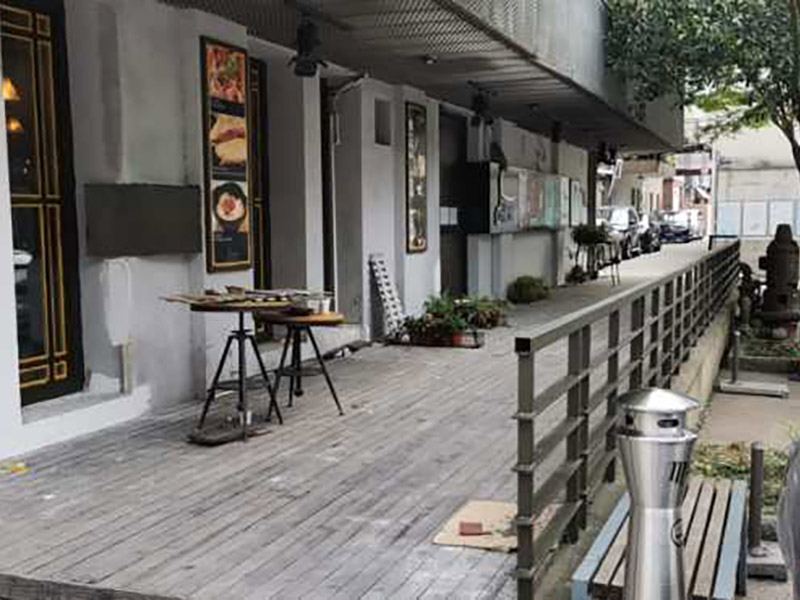 茶餐廳翻新裝修：合同簽訂前，要求施工方負(fù)責(zé)人列舉出施工進(jìn)度表，人員安排表,施工現(xiàn)場(chǎng)保護(hù)措施等，并作好與物業(yè)三方面的溝通。簽訂裝修合同前投資人應(yīng)當(dāng)?shù)窖b修公司進(jìn)行實(shí)地考察與洽談，驗(yàn)證裝修公司裝修施工資質(zhì)和企業(yè)工商執(zhí)照。前期準(zhǔn)備工作完畢后，準(zhǔn)備開(kāi)工，首先裝修設(shè)備機(jī)器和材料進(jìn)場(chǎng),辦好裝修人員進(jìn)出證明，立好施工項(xiàng)目牌，做好施工現(xiàn)場(chǎng)圍欄和安全提示。初期主要是基礎(chǔ)建設(shè)和硬件打底，基礎(chǔ)管網(wǎng)的布設(shè)等。施工監(jiān)理現(xiàn)場(chǎng)裝修跟蹤，對(duì)于現(xiàn)場(chǎng)施工情況進(jìn)行監(jiān)督與協(xié)調(diào)。