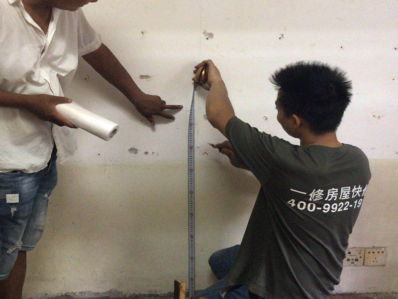 電視背景墻拆除:如果原墻是乳膠漆，且基礎強度較好，經簡單打毛修補后可以直接刷漆，但要注意不要破壞原墻漆膜的完整性，也不要用比原墻乳膠漆附著力好太多的乳膠漆，否則容易起皮脫落；如果原墻是刮瓷，則必須產掉重做，其實在這方面只要掌握一個原則，即同等性質才能翻新，否則就必須重來。 如果原墻面的漆已經不好了的話，再刷上乳膠漆會把以前的乳膠漆泡下來，可以選鮮呼吸SBS強力膠、鮮呼吸卓越型白膠，再刮一遍膩子打磨后再刷乳膠漆。另外，如果經濟條件允許，而你對原墻質量又不滿意的話，建議最好重做。因為墻面的處理是整個裝修過程中最骯臟的部分，千萬不要圖省事，否則以后會很麻煩。