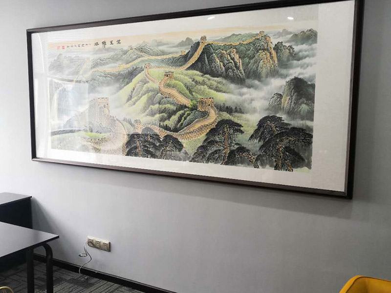 掛畫安裝服務:釘子固定,這是最簡單的一種安裝方法，但是會對墻面造成一定的破壞，使用這種方法之前，一定要考慮好確定的位置，不要輕易改動。 掛鉤固定,用專門掛畫用的掛鉤，不同的規(guī)格分別承受不同的重量，最大可承受20斤。掛鉤上有非常堅硬細小的鋼針，適合堅硬的墻面，不會把墻釘出裂痕，同時方便更換畫，不會影響整體的美觀。 吊放,從頂面上垂下吊線或有裝飾性的繩、鏈等，將畫吊起，同時吊一幅或多幅均可，也可以用釘釘在天花板腳線，然后用魚絲按自己要求的高度把畫掛上去。