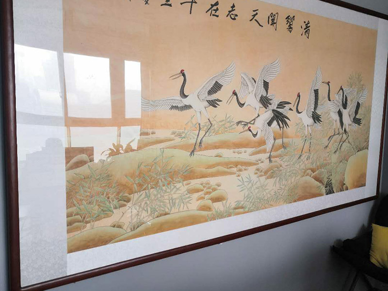 掛畫安裝服務:釘子固定,這是最簡單的一種安裝方法，但是會對墻面造成一定的破壞，使用這種方法之前，一定要考慮好確定的位置，不要輕易改動。 掛鉤固定,用專門掛畫用的掛鉤，不同的規(guī)格分別承受不同的重量，最大可承受20斤。掛鉤上有非常堅硬細小的鋼針，適合堅硬的墻面，不會把墻釘出裂痕，同時方便更換畫，不會影響整體的美觀。 吊放,從頂面上垂下吊線或有裝飾性的繩、鏈等，將畫吊起，同時吊一幅或多幅均可，也可以用釘釘在天花板腳線，然后用魚絲按自己要求的高度把畫掛上去。