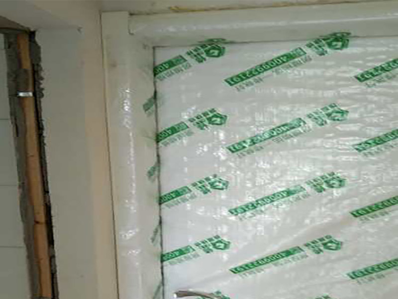門窗家具保護方案:地板保護，地板保護需要使用pvc+棉保護膜 （薄的保護膜會在裝修過程中踩壞），沿墻邊使用家較寬的地板專用膠帶密封。家居保護只需要使用普通pvc保護膜即可，注意下方要留足保護膜遮蓋下方地板。門窗保護:使用無紡布門窗保護膜，裁剪適當大小貼在窗戶上級窗戶框上即可。門使用pvc保護膜