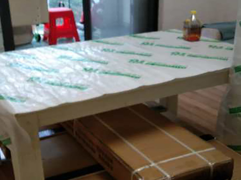 門窗家具保護方案:地板保護，地板保護需要使用pvc+棉保護膜 （薄的保護膜會在裝修過程中踩壞），沿墻邊使用家較寬的地板專用膠帶密封。家居保護只需要使用普通pvc保護膜即可，注意下方要留足保護膜遮蓋下方地板。門窗保護:使用無紡布門窗保護膜，裁剪適當大小貼在窗戶上級窗戶框上即可。門使用pvc保護膜