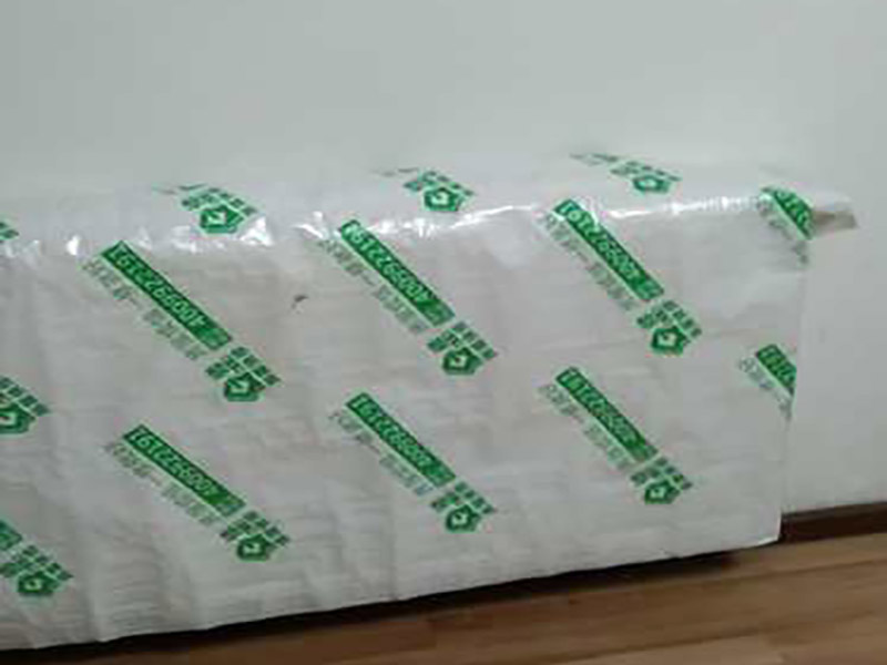 門窗家具保護方案:地板保護，地板保護需要使用pvc+棉保護膜 （薄的保護膜會在裝修過程中踩壞），沿墻邊使用家較寬的地板專用膠帶密封。家居保護只需要使用普通pvc保護膜即可，注意下方要留足保護膜遮蓋下方地板。門窗保護:使用無紡布門窗保護膜，裁剪適當大小貼在窗戶上級窗戶框上即可。門使用pvc保護膜