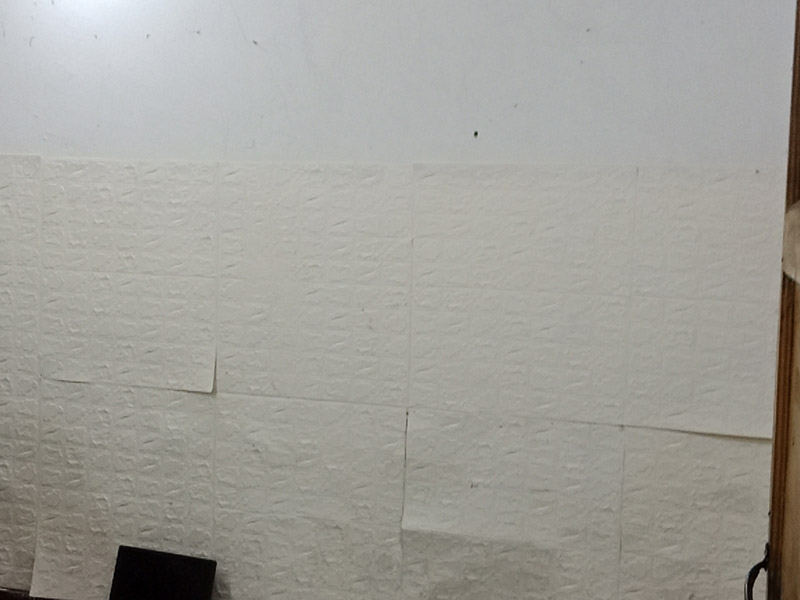 老房子拆除翻新：1、在舊房翻新中先實(shí)施的是主題拆除，其中主要包括墻面、地面、門(mén)窗、水路、電路等各方面的拆除。提醒各位裝修業(yè)主們?cè)诓鸪^(guò)程中，廚衛(wèi)的墻磚鏟除中防水層是極易被損壞的，所以裝修業(yè)主們?cè)趬γ婺ɑ彝瓿珊笠欢ㄒ匦伦龇浪?2、拆改會(huì)產(chǎn)生許多的垃圾，要及時(shí)清理，同時(shí)老房翻新過(guò)程中時(shí)刻保持室內(nèi)的清潔，這對(duì)于施工也是非常方便的。 3、然后就是水路的改造，這是舊房翻新最重要的項(xiàng)目之一。首先要檢查舊房本來(lái)的上、下水路是否銹蝕、老化。對(duì)于勉強(qiáng)能使用的水路管線(xiàn)，今后的使用過(guò)程中會(huì)出現(xiàn)滲水、漏水等諸多問(wèn)題使得更加麻煩。 4、和水路改造同樣重要的就是電路改造了。舊房中很多用的是鋁線(xiàn)，但是鋁已經(jīng)過(guò)時(shí)并且很容易老化，使得其導(dǎo)電性差、易發(fā)熱 導(dǎo)致火災(zāi)隱患的威脅尤為突出，不僅如此，舊房中違章布線(xiàn)、設(shè)計(jì)容量不夠等問(wèn)題都是在改造中要著重關(guān)心的。