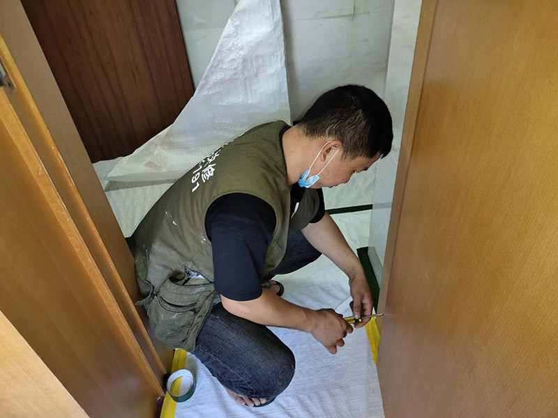 木門安裝服務(wù)：首先我們要組裝門套。將木門的各個部件整理好了，此時只需要將門套與立板根據(jù)編號接合。接下來將門套安裝進門洞里。這是比較重要的一個木門安裝步驟，應(yīng)該先將門套的四周固定好，要注意門套是否與地面垂直，這時候的木門安裝標(biāo)準(zhǔn)是垂直誤差不可以超過2mm,水平誤差不允許超過1mm。然后就是安裝門扇了，密封條一定要做好。最后是安裝五金，包括門鎖、合頁、門吸等，一定要確保靈活、牢固。 木門安裝時一定要預(yù)留洞口，而不是采取邊安裝邊砌口的做法，因為這會讓木門安裝時的誤差非常大。  木門安裝要注意墻體的干燥程度。