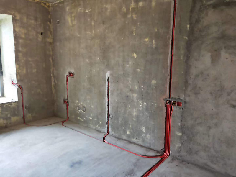 全屋電路布線：首先要根據(jù)電路的用途進(jìn)行電路定位。比如，開(kāi)關(guān)、插座、燈等根據(jù)要求進(jìn)行定位。定位完成后，根據(jù)定位和電路走向，開(kāi)布線槽。線路槽很有講究，要橫平豎直。不過(guò)，規(guī)范的做法是盡量少開(kāi)橫槽，會(huì)影響墻的承受力。開(kāi)槽深度應(yīng)一致，一般為PVC管直徑+10mm，要求槽線筆直。 線管有冷彎管和PVC管兩種，最好用315重型PVC管，冷彎管可以彎曲而不斷裂，是布線的最好選擇，因?yàn)樗霓D(zhuǎn)角是有弧度的，線可以隨時(shí)更換，而不用開(kāi)墻。冷彎管要用彎管工具，弧度應(yīng)該是線管直徑的6倍，先排管，后用鋼絲穿過(guò)，便于以后線路升級(jí)、維修。