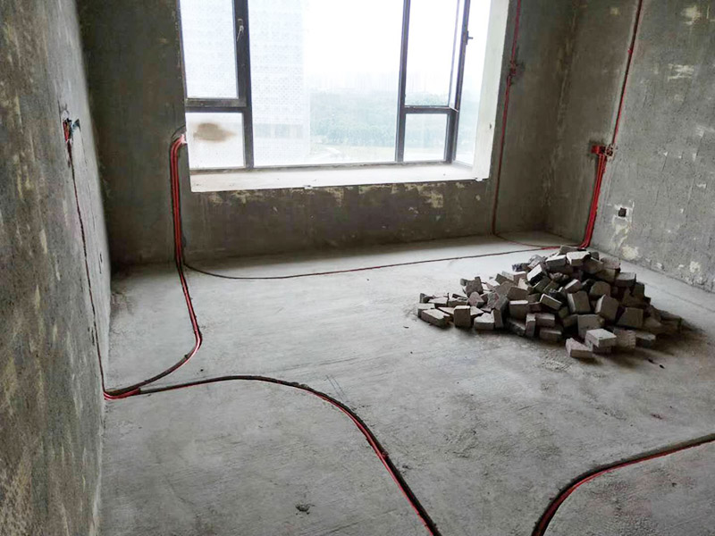 全屋電路布線：首先要根據(jù)電路的用途進(jìn)行電路定位。比如，開(kāi)關(guān)、插座、燈等根據(jù)要求進(jìn)行定位。定位完成后，根據(jù)定位和電路走向，開(kāi)布線槽。線路槽很有講究，要橫平豎直。不過(guò)，規(guī)范的做法是盡量少開(kāi)橫槽，會(huì)影響墻的承受力。開(kāi)槽深度應(yīng)一致，一般為PVC管直徑+10mm，要求槽線筆直。 線管有冷彎管和PVC管兩種，最好用315重型PVC管，冷彎管可以彎曲而不斷裂，是布線的最好選擇，因?yàn)樗霓D(zhuǎn)角是有弧度的，線可以隨時(shí)更換，而不用開(kāi)墻。冷彎管要用彎管工具，弧度應(yīng)該是線管直徑的6倍，先排管，后用鋼絲穿過(guò)，便于以后線路升級(jí)、維修。