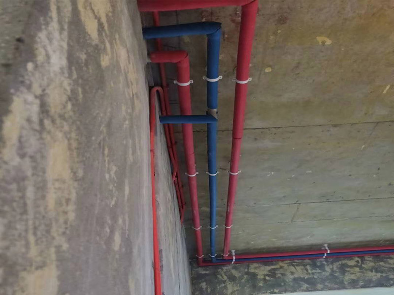 全屋電路布線：首先要根據(jù)電路的用途進(jìn)行電路定位。比如，開(kāi)關(guān)、插座、燈等根據(jù)要求進(jìn)行定位。定位完成后，根據(jù)定位和電路走向，開(kāi)布線槽。線路槽很有講究，要橫平豎直。不過(guò)，規(guī)范的做法是盡量少開(kāi)橫槽，會(huì)影響墻的承受力。開(kāi)槽深度應(yīng)一致，一般為PVC管直徑+10mm，要求槽線筆直。 線管有冷彎管和PVC管兩種，最好用315重型PVC管，冷彎管可以彎曲而不斷裂，是布線的最好選擇，因?yàn)樗霓D(zhuǎn)角是有弧度的，線可以隨時(shí)更換，而不用開(kāi)墻。冷彎管要用彎管工具，弧度應(yīng)該是線管直徑的6倍，先排管，后用鋼絲穿過(guò)，便于以后線路升級(jí)、維修。