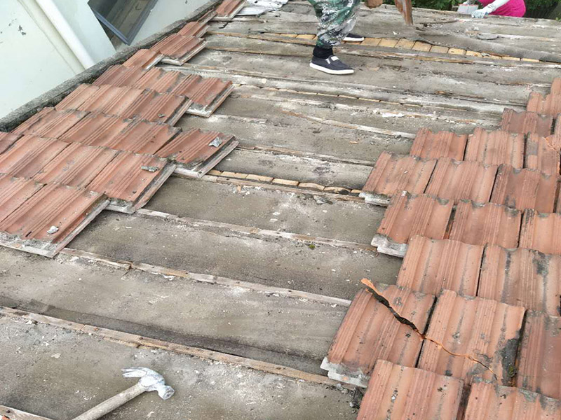 瓦房拆除防水維修：在屋頂擺列的椽子上，一般會加蓋一層木板，稱作望板，用以承托苫背和瓦件，除了木質望板之外，還有荊芭，瓦芭，席箔，葦箔，望磚等其他材料，在這一層上面使用泥灰做防水層，這個操作就是所謂的苫背。防水層先以白灰膏封閉望板的縫隙，再鋪青灰，類似于現在的混凝土，然后加上10厘米左右的灰背，以石灰和細粘土混合拍實，用以做剛性防水。瓦件的疊加總會有滲漏，這是第二道防線。當然還有使用類似現在金屬卷材的鉛錫背，防水性能更佳。
