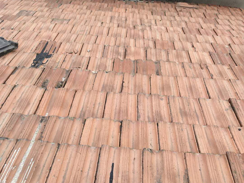 瓦房拆除防水維修：在屋頂擺列的椽子上，一般會加蓋一層木板，稱作望板，用以承托苫背和瓦件，除了木質望板之外，還有荊芭，瓦芭，席箔，葦箔，望磚等其他材料，在這一層上面使用泥灰做防水層，這個操作就是所謂的苫背。防水層先以白灰膏封閉望板的縫隙，再鋪青灰，類似于現在的混凝土，然后加上10厘米左右的灰背，以石灰和細粘土混合拍實，用以做剛性防水。瓦件的疊加總會有滲漏，這是第二道防線。當然還有使用類似現在金屬卷材的鉛錫背，防水性能更佳。