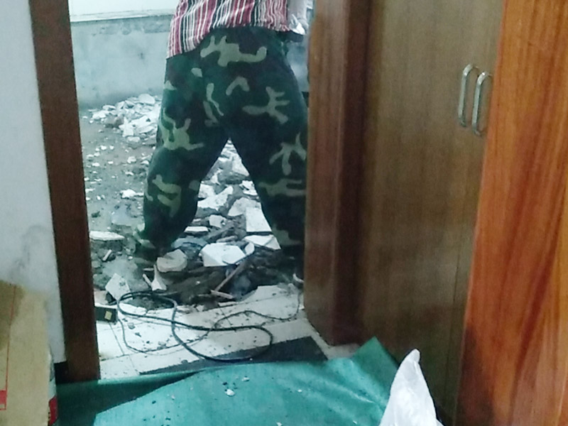 衛(wèi)生間整體拆除方案：首先，拆除瓷磚時要用電，而電是從客廳臨時拉的，為了避免在施工過程中發(fā)生觸電的現(xiàn)象，將電拉進(jìn)衛(wèi)生間內(nèi)。其次，舊房改造拆除瓷磚時可以用沖擊電鉆，這種工具方便快捷，可自由更換。但在使用前應(yīng)檢查其是否靈活，可以通過空轉(zhuǎn)一分鐘的方法進(jìn)行檢驗。用完之后及時進(jìn)行清理。，梯子也是少不了的工具之一，它可以幫助工人拆掉處于高處的瓷磚，還可以架起臨時插座。拆磚應(yīng)從下至上進(jìn)行，在施工過程中對地面及時進(jìn)行處理，以免因垃圾過多從而影響后面的工作。同時要處理好房內(nèi)的防水層。拆除插座與水龍頭附近的瓷磚時應(yīng)小心，以免損壞水電設(shè)備。