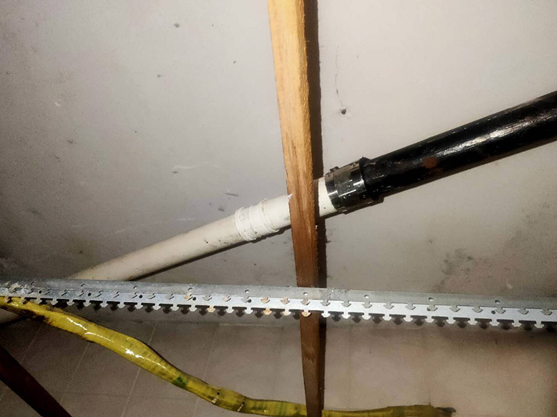 浴室水管維修更換：水管安裝后一定要進行增壓測試：增壓測試一般是在1.5倍水壓的情況下進行,在測試中應(yīng)沒有漏水現(xiàn)象。 水管走頂最安全。主要是水路改造大部分走暗管，而水的特性是水往低處流。如果管路走地下，一但發(fā)生漏水很難及時發(fā)現(xiàn)，只有水漫金山或者地板變形以及漏到樓下，才會發(fā)現(xiàn)漏水，且由于水管暗埋很難查出漏水之處。這時巨大的損失更是無法挽回，甚至嚴重的影響了友好的鄰里關(guān)系;如果水管走頂部，可能水改時費用高些，但做為一項長遠投資來看，是值得的。水管走頂，即使漏水，也能夠及時發(fā)現(xiàn)，便于檢修，損失也較小。
