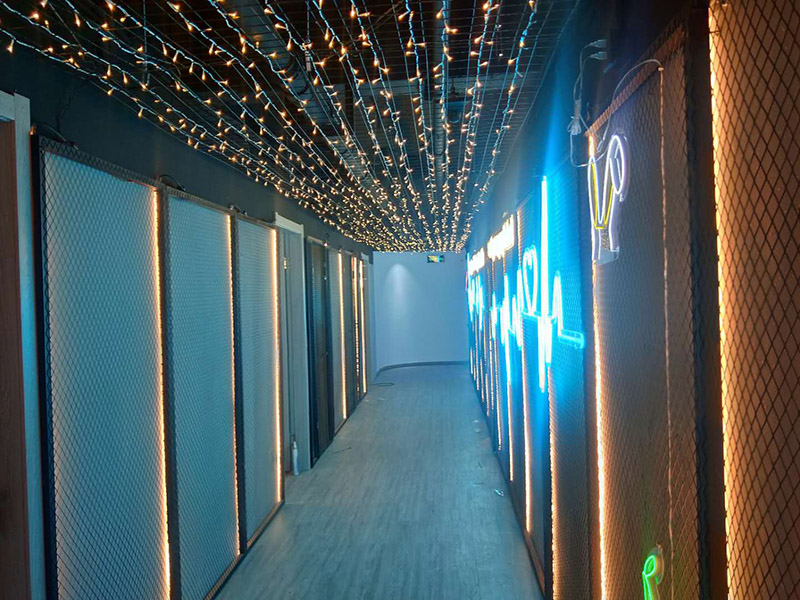 各類燈具安裝：先買好需要安裝的燈具，如果安裝的燈具比較高，需要準(zhǔn)備好一個(gè)人字梯。安裝前要把電源總閘關(guān)閉，然后再把燈具放在要安裝的位置，旋緊螺絲將燈具固定在天花板上，最后打開總閘看是否有亮。安裝燈具時(shí)大多要鉆孔，所以使用沖擊鉆時(shí)要注意安全。