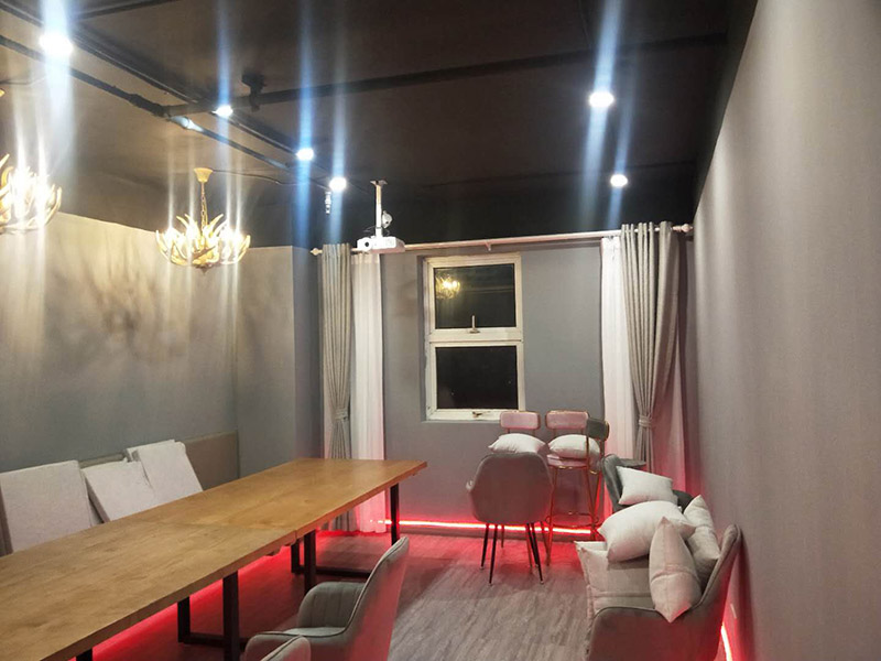 各類燈具安裝：先買好需要安裝的燈具，如果安裝的燈具比較高，需要準(zhǔn)備好一個(gè)人字梯。安裝前要把電源總閘關(guān)閉，然后再把燈具放在要安裝的位置，旋緊螺絲將燈具固定在天花板上，最后打開總閘看是否有亮。安裝燈具時(shí)大多要鉆孔，所以使用沖擊鉆時(shí)要注意安全。