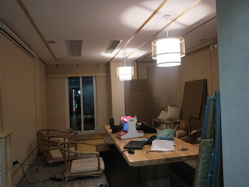 各類燈具安裝：先買好需要安裝的燈具，如果安裝的燈具比較高，需要準(zhǔn)備好一個(gè)人字梯。安裝前要把電源總閘關(guān)閉，然后再把燈具放在要安裝的位置，旋緊螺絲將燈具固定在天花板上，最后打開總閘看是否有亮。安裝燈具時(shí)大多要鉆孔，所以使用沖擊鉆時(shí)要注意安全。