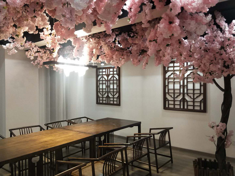 各類燈具安裝：先買好需要安裝的燈具，如果安裝的燈具比較高，需要準(zhǔn)備好一個(gè)人字梯。安裝前要把電源總閘關(guān)閉，然后再把燈具放在要安裝的位置，旋緊螺絲將燈具固定在天花板上，最后打開總閘看是否有亮。安裝燈具時(shí)大多要鉆孔，所以使用沖擊鉆時(shí)要注意安全。