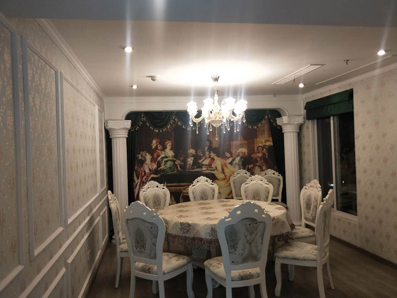各類燈具安裝：先買好需要安裝的燈具，如果安裝的燈具比較高，需要準(zhǔn)備好一個(gè)人字梯。安裝前要把電源總閘關(guān)閉，然后再把燈具放在要安裝的位置，旋緊螺絲將燈具固定在天花板上，最后打開總閘看是否有亮。安裝燈具時(shí)大多要鉆孔，所以使用沖擊鉆時(shí)要注意安全。
