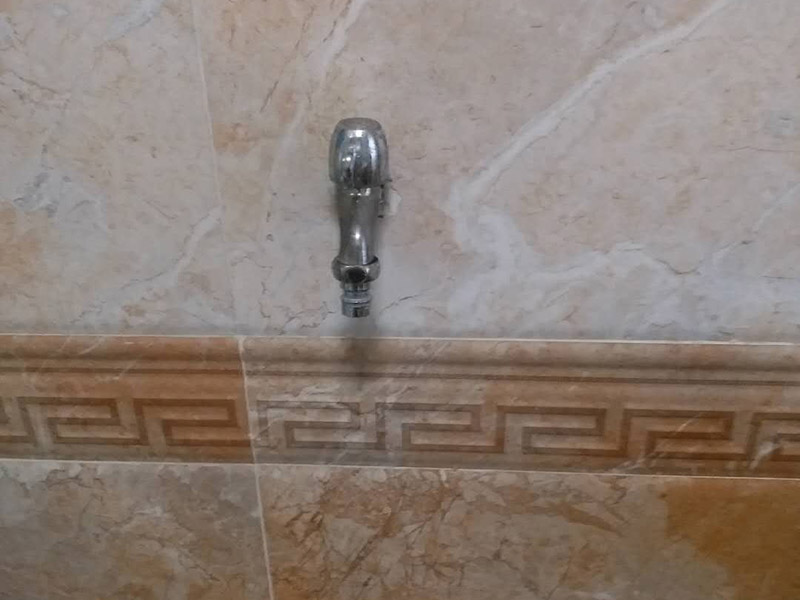 水龍頭角閥更換：關(guān)水管總閘，讓斷掉處的水管內(nèi)的水流干。小區(qū)總閘一般是在樓梯間，電梯間，開關(guān)就在水表旁邊。讓開關(guān)垂直水管即為關(guān)閉。將斷頭管鋸開了一個小口，接下來，就用平口一字螺絲刀，和小榔頭，將斷頭鑿出。用平口螺絲刀刀口對準(zhǔn)斷頭剛被鋸條鋸出的口子的旁邊的管壁，然后用榔頭敲擊螺絲刀的木柄頂部，這樣便可輕易剔除斷頭，只要打開一個小口，后面的用螺絲刀輕輕一撮就全部掉了。 最后安裝角閥或者水龍頭了，需要提前買好匹配的水龍頭或者角閥。在安裝之前，需要先將水膠帶纏繞在角閥或水龍頭絲口上，可以稍微弄點(diǎn)水濕潤一下，更好纏繞，纏繞的時候要采用逆時針方向纏繞。