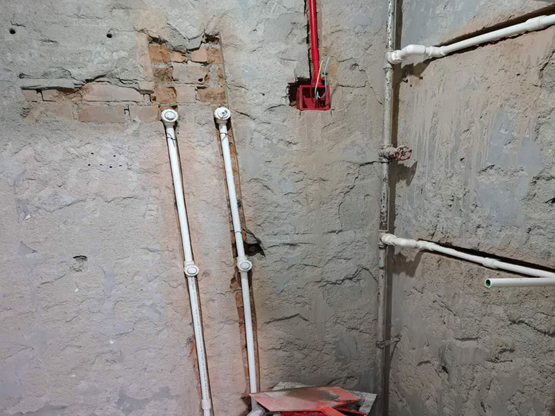 水電管道布線：工人按走向進(jìn)行墻面或地面開槽，開槽過程中，不允許出現(xiàn)墻面橫向開槽大于30cm的現(xiàn)象，因?yàn)闄M向開槽將破壞整樓的承重，使得抗震能力降低而且墻面容易開裂。如果是保溫墻的話，開很長(zhǎng)的橫槽有可能會(huì)導(dǎo)致開槽上部的保溫層整體脫落。墻面開槽一般都應(yīng)該是豎向垂直開槽。 埋入管線(包括布線和接好管道)和暗盒，電路施工時(shí)先安裝管路，然后再穿導(dǎo)線，這樣可以避免將來換線出現(xiàn)導(dǎo)線無法抽動(dòng)的現(xiàn)象。穿管不能使用軟管，防止出現(xiàn)死角。同時(shí)電路接頭不要裸露在外面，應(yīng)該安裝在線盒內(nèi)，分線盒之間不允許有接頭。