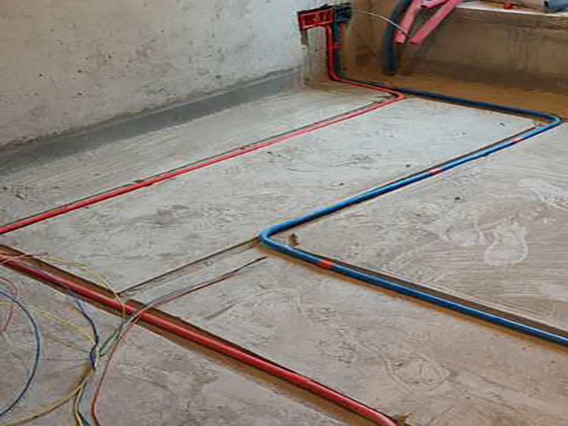 全屋水電開槽布線：水管管路開槽施工方法為先彈線，再開槽。管路開槽按要求必須是平行線與垂直線(如有水電施工圖的對(duì)照施工圖更好)。須平行走線的管路一律控制在60-90厘米高(從地面算起)，有水龍頭的管路必須垂直。深度控制在4厘米。線槽開好后施工負(fù)責(zé)人記好開槽管路尺寸、位置。方便以后潔具安裝時(shí)知道管路的位置。水路管道安裝之后，用水泥沙子混合封好衛(wèi)生間所有線槽。等線槽和地面填渣干后，再次清洗地面與墻面，墻地面水份干了即可做防水，墻面防水最好作一米高。