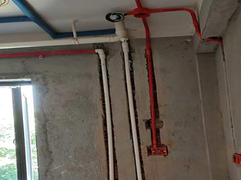 全屋水電開槽布線：水管管路開槽施工方法為先彈線，再開槽。管路開槽按要求必須是平行線與垂直線(如有水電施工圖的對(duì)照施工圖更好)。須平行走線的管路一律控制在60-90厘米高(從地面算起)，有水龍頭的管路必須垂直。深度控制在4厘米。線槽開好后施工負(fù)責(zé)人記好開槽管路尺寸、位置。方便以后潔具安裝時(shí)知道管路的位置。水路管道安裝之后，用水泥沙子混合封好衛(wèi)生間所有線槽。等線槽和地面填渣干后，再次清洗地面與墻面，墻地面水份干了即可做防水，墻面防水最好作一米高。