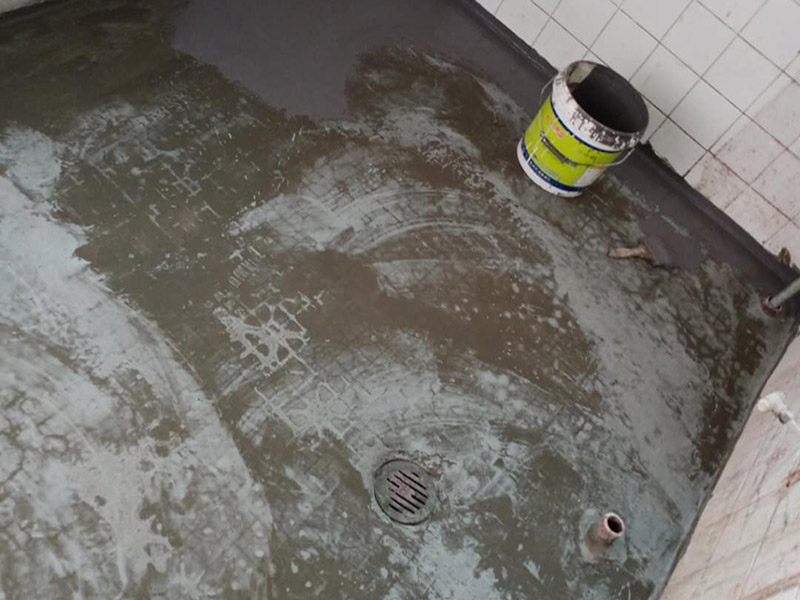 衛(wèi)生間防水貼磚：在地面用水泥砂漿找平一次，等它干透后再做防水。一般的防水施工要做2到3遍，而且防水的順序也是有講究的，比如，要先做完墻面防水再貼墻磚，其次才可以做地面防水，再貼地磚。因為地面經常會踩來踩去，地面防水如果先做了會很容易踩壞。一般情況下，在2到3遍的防水層全部做好后，會有5到7天的固化期，所以自然的，貼瓷磚肯定是要等到這之后才能做。