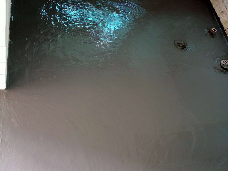 衛(wèi)生間防水貼磚：在地面用水泥砂漿找平一次，等它干透后再做防水。一般的防水施工要做2到3遍，而且防水的順序也是有講究的，比如，要先做完墻面防水再貼墻磚，其次才可以做地面防水，再貼地磚。因為地面經常會踩來踩去，地面防水如果先做了會很容易踩壞。一般情況下，在2到3遍的防水層全部做好后，會有5到7天的固化期，所以自然的，貼瓷磚肯定是要等到這之后才能做。