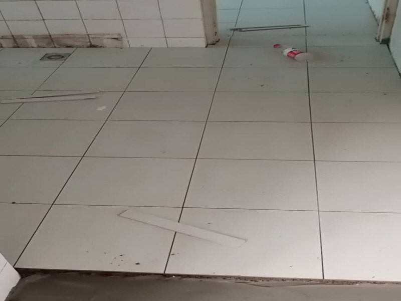 衛(wèi)生間防水貼磚：在地面用水泥砂漿找平一次，等它干透后再做防水。一般的防水施工要做2到3遍，而且防水的順序也是有講究的，比如，要先做完墻面防水再貼墻磚，其次才可以做地面防水，再貼地磚。因為地面經常會踩來踩去，地面防水如果先做了會很容易踩壞。一般情況下，在2到3遍的防水層全部做好后，會有5到7天的固化期，所以自然的，貼瓷磚肯定是要等到這之后才能做。