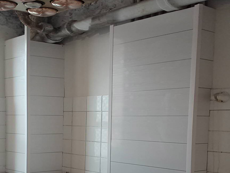 衛(wèi)生間防水貼磚：在地面用水泥砂漿找平一次，等它干透后再做防水。一般的防水施工要做2到3遍，而且防水的順序也是有講究的，比如，要先做完墻面防水再貼墻磚，其次才可以做地面防水，再貼地磚。因為地面經常會踩來踩去，地面防水如果先做了會很容易踩壞。一般情況下，在2到3遍的防水層全部做好后，會有5到7天的固化期，所以自然的，貼瓷磚肯定是要等到這之后才能做。