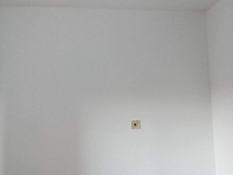 臥室墻面翻新：首先在做翻新的時候一定要把之前的墻面給處理干凈，粉化嚴重的一定要鏟除干凈。由于之前的墻面有刷過油漆和乳膠漆，所在做完鏟除后一定要做打磨處理，將原來墻體上的結實的表皮及浮沉全部清理掉，如果說墻體出現(xiàn)小部分的凹陷以及裂縫的話可以用膩子稍微填補一下。在修補的過程中要是沒有做到全面，并且上漆過程已經(jīng)做了的話那就會顯得相當?shù)穆闊掀峁こ掏瓿珊蟮脑捲賹]有修補到的地方進行修補的話就會很難達到預想效果，最大的問題就是會導致色差的問題，所以在修補的時候一定要做到仔細、全面，不要為后面的工程造成負擔。在上面漆之前要裝油漆按照漆桶的說明配比及涂刷，要準備足夠的量，保證顏色的相同，不要因為量少缺量后來進行后補，這樣很容易發(fā)生色差的問題。刷面漆時要選擇質量好的刷漆滾筒，這樣刷出來的質地才會更加的均勻好看。