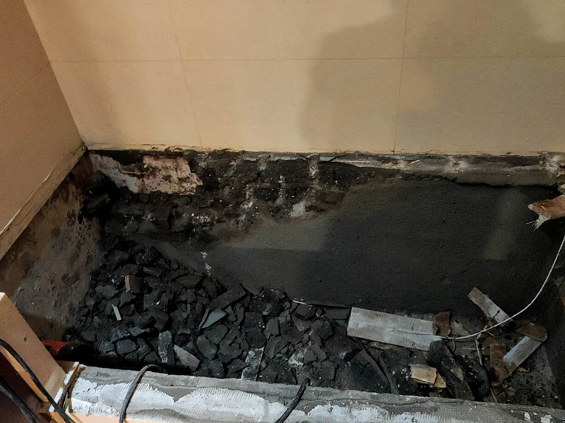 磚砌浴缸拆除防水：一般衛(wèi)浴間滲漏水都是建筑的細部構造出了問題。地漏、墻角、管根這3個地方由于接口較多，易出現(xiàn)縫隙，因此這3個地方一般比較容易出現(xiàn)滲漏水。此外，若浴缸或是淋浴房下水口與下水管接口不嚴密，容易發(fā)生縫隙，出現(xiàn)滲漏水。衛(wèi)浴間的防水工作要做好，不然出現(xiàn)漏水問題是挺麻煩的事。 由于涂料能嚴密地包住管道與地面，滲入縫隙，干燥后不會收縮，因此比防水水泥等剛性材料更適合用于衛(wèi)浴間這種管道、縫隙較多的小面積房屋。