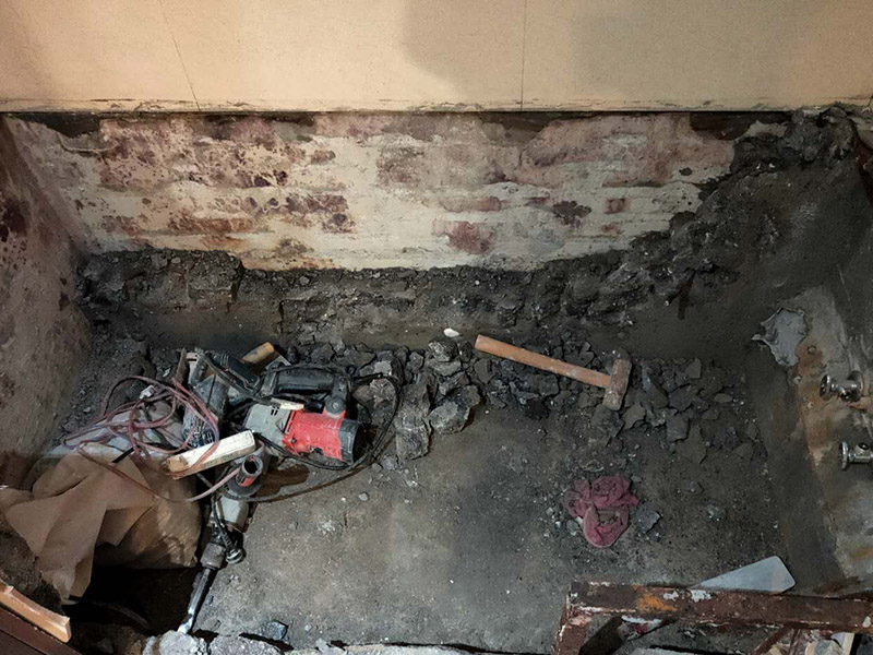 磚砌浴缸拆除防水：一般衛(wèi)浴間滲漏水都是建筑的細部構造出了問題。地漏、墻角、管根這3個地方由于接口較多，易出現(xiàn)縫隙，因此這3個地方一般比較容易出現(xiàn)滲漏水。此外，若浴缸或是淋浴房下水口與下水管接口不嚴密，容易發(fā)生縫隙，出現(xiàn)滲漏水。衛(wèi)浴間的防水工作要做好，不然出現(xiàn)漏水問題是挺麻煩的事。 由于涂料能嚴密地包住管道與地面，滲入縫隙，干燥后不會收縮，因此比防水水泥等剛性材料更適合用于衛(wèi)浴間這種管道、縫隙較多的小面積房屋。