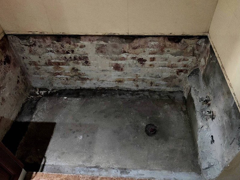 磚砌浴缸拆除防水：一般衛(wèi)浴間滲漏水都是建筑的細部構造出了問題。地漏、墻角、管根這3個地方由于接口較多，易出現(xiàn)縫隙，因此這3個地方一般比較容易出現(xiàn)滲漏水。此外，若浴缸或是淋浴房下水口與下水管接口不嚴密，容易發(fā)生縫隙，出現(xiàn)滲漏水。衛(wèi)浴間的防水工作要做好，不然出現(xiàn)漏水問題是挺麻煩的事。 由于涂料能嚴密地包住管道與地面，滲入縫隙，干燥后不會收縮，因此比防水水泥等剛性材料更適合用于衛(wèi)浴間這種管道、縫隙較多的小面積房屋。