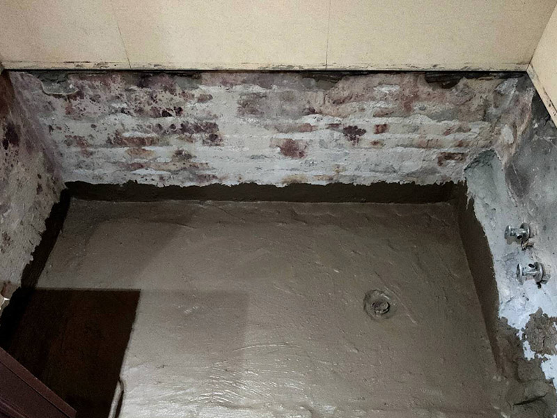 磚砌浴缸拆除防水：一般衛(wèi)浴間滲漏水都是建筑的細部構造出了問題。地漏、墻角、管根這3個地方由于接口較多，易出現(xiàn)縫隙，因此這3個地方一般比較容易出現(xiàn)滲漏水。此外，若浴缸或是淋浴房下水口與下水管接口不嚴密，容易發(fā)生縫隙，出現(xiàn)滲漏水。衛(wèi)浴間的防水工作要做好，不然出現(xiàn)漏水問題是挺麻煩的事。 由于涂料能嚴密地包住管道與地面，滲入縫隙，干燥后不會收縮，因此比防水水泥等剛性材料更適合用于衛(wèi)浴間這種管道、縫隙較多的小面積房屋。