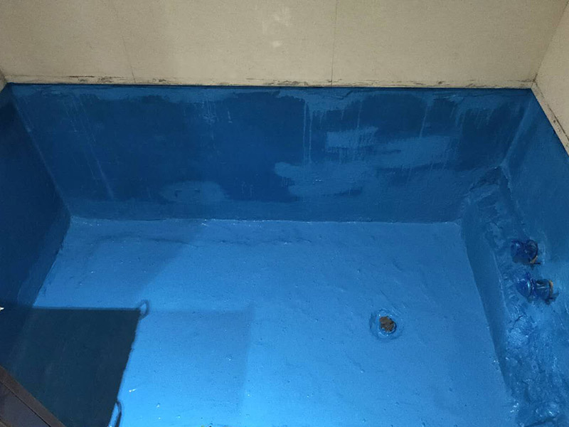 磚砌浴缸拆除防水：一般衛(wèi)浴間滲漏水都是建筑的細部構造出了問題。地漏、墻角、管根這3個地方由于接口較多，易出現(xiàn)縫隙，因此這3個地方一般比較容易出現(xiàn)滲漏水。此外，若浴缸或是淋浴房下水口與下水管接口不嚴密，容易發(fā)生縫隙，出現(xiàn)滲漏水。衛(wèi)浴間的防水工作要做好，不然出現(xiàn)漏水問題是挺麻煩的事。 由于涂料能嚴密地包住管道與地面，滲入縫隙，干燥后不會收縮，因此比防水水泥等剛性材料更適合用于衛(wèi)浴間這種管道、縫隙較多的小面積房屋。