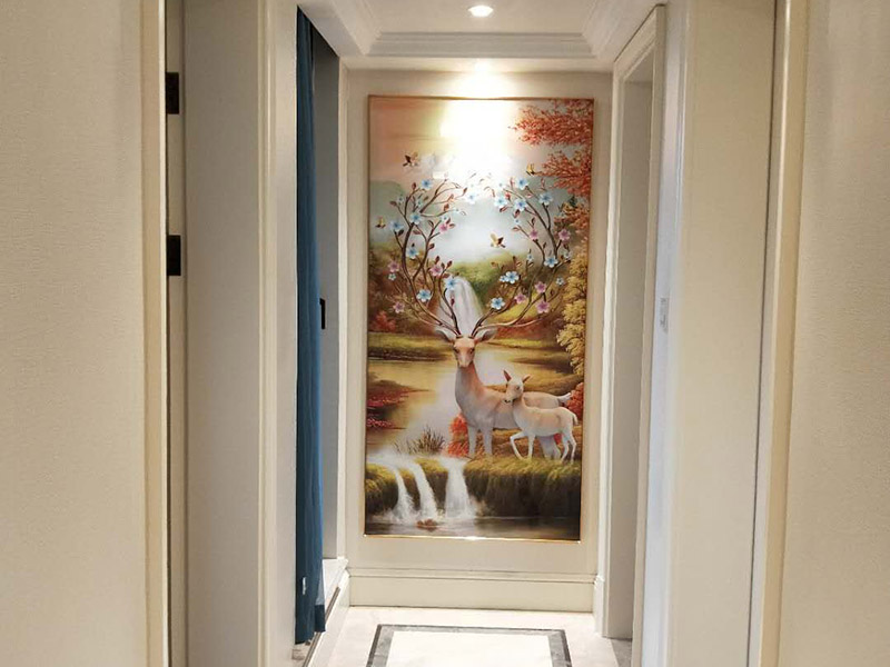 走廊掛畫安裝：下水平線齊平的做法，隨意感較強(qiáng)。照片最好表達(dá)同一主題，并采用統(tǒng)一樣式和顏色的畫框，整體裝飾效果更好。上水平線齊平的做法，既有靈動(dòng)的裝飾感，又不顯得凌亂。如果照片的顏色反差較大，最好采用統(tǒng)一樣式和顏色的畫框來(lái)協(xié)調(diào)。在重復(fù)懸掛同一尺寸的裝飾畫時(shí)，畫間距最好不超過(guò)畫的1/5，這樣能具有整體的裝飾性，不分散。多幅畫重復(fù)懸掛能制造強(qiáng)大的視覺(jué)沖擊力，不適合房高不足的房間。裝飾畫的總寬比被裝飾物略窄，并且均衡分布。圖片建議選擇同一色調(diào)或是同一系列的內(nèi)容。