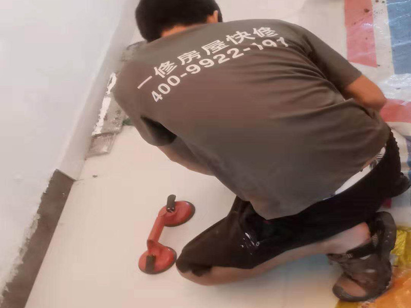 客廳瓷磚鋪貼:干鋪法和濕鋪法。主流的是干鋪法，因?yàn)楦射伔苡行П苊獯纱u在鋪磚過(guò)程中造成氣泡、空鼓等現(xiàn)象（空鼓可能會(huì)導(dǎo)致瓷磚破裂），但是干鋪法技術(shù)含量較高，比較費(fèi)工 1、混凝土墻面處理：用火堿水或其他洗滌劑將施工面清洗干凈，用1 ：1水泥砂漿甩成小拉毛，兩天后抹成1：3水泥砂漿底層。 2、磚墻面處理：將施工面清理干凈，然后用清水打濕墻面，抹1：3水泥砂漿底層。 3、舊建筑面處理：清理原施工面污垢，并將此面用手鑿處理成毛墻面。 4、瓷磚鋪貼前應(yīng)充分浸水，以保證鋪貼牢固。
