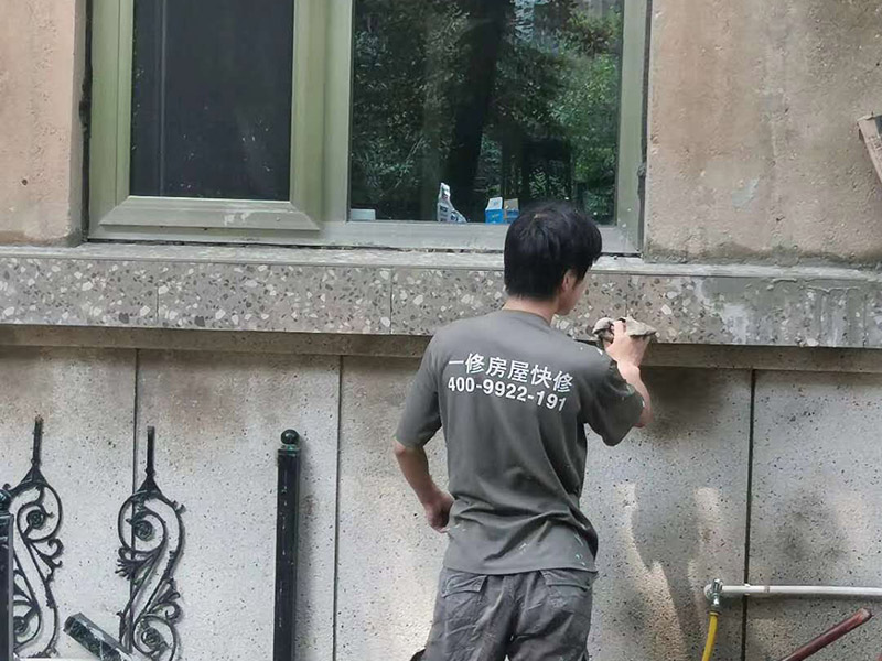 欄桿刷漆翻新：首先不能直接對(duì)生銹的欄桿刷漆，這樣達(dá)不到維護(hù)的效果，因?yàn)榛鶎硬环€(wěn)定，新刷的漆后期更容易開裂生銹的，而且這樣刷出來(lái)的欄桿表面凹凸不平不光滑，影響美觀，使用的時(shí)間也不長(zhǎng)久。不論是在刷底漆還是面漆時(shí)都要保證欄桿銜接處涂刷到位，避免出現(xiàn)不均勻現(xiàn)象。 其次在陽(yáng)臺(tái)地面做好鋪墊，只是針對(duì)欄桿局部刷漆，要防止油漆滴到地上。用鐵刷子和砂紙打磨掉殘留的漆和銹片，打磨后清理干凈再刷一層水性防銹漆起到隔離的效果。 再者刷完防銹漆底漆等干燥后再來(lái)刷面漆，面漆的顏色最好根據(jù)原欄桿的顏色來(lái)選擇。