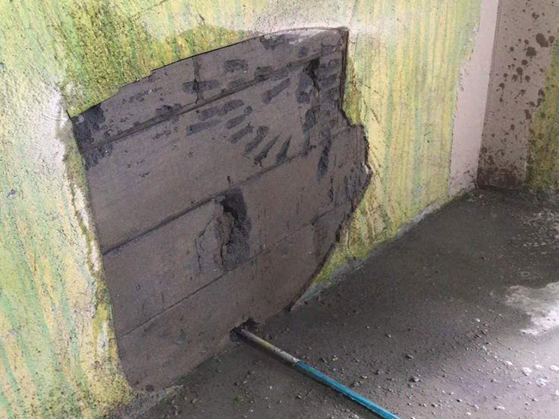 墻面空鼓修補：1、用切割機沿著空鼓的地方切割出空鼓范圍，刀口深度要掌握，并比實際空鼓范圍稍大，不能用鏨子鑿，那樣可能會造成空鼓范圍越來越大。 2、基層清理干凈，用水潤濕，用1:3水泥砂漿分兩次修補，抹壓，然后批膩子，刷墻漆。如果是混凝土基層，修補前應(yīng)涂刷混凝土界面劑，否則還會空鼓。