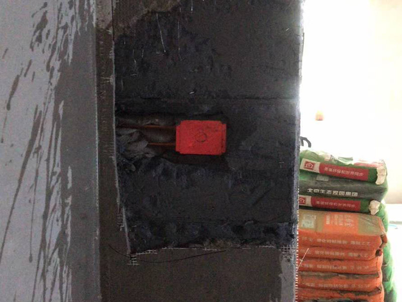 墻面空鼓修補：1、用切割機沿著空鼓的地方切割出空鼓范圍，刀口深度要掌握，并比實際空鼓范圍稍大，不能用鏨子鑿，那樣可能會造成空鼓范圍越來越大。 2、基層清理干凈，用水潤濕，用1:3水泥砂漿分兩次修補，抹壓，然后批膩子，刷墻漆。如果是混凝土基層，修補前應(yīng)涂刷混凝土界面劑，否則還會空鼓。