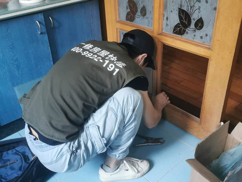 門窗玻璃更換：首先需要將炸裂的玻璃渣全都清理掉，那些卡在窗戶里的玻璃渣也要全都清干凈才行。而且需要將窗戶的尺寸全部量清楚，然后再去家具店量相應(yīng)的尺寸大小。 如果安裝玻璃的時候，發(fā)現(xiàn)尺寸錯了。還可以再去家具店重新量尺寸，千萬不能直接裝錯誤的尺寸。在安裝橡皮膠的之后，裝嵌玻璃，不能將它卡得太緊，在窗戶框架中應(yīng)該使用彈性比較好的橡皮膠。 如果已經(jīng)將玻璃全都安裝到框子里面之后，接下來需要仔細(xì)檢查自己安裝的是否牢固。而且需要安裝雙層的玻璃，因為現(xiàn)在的天氣里，單層的玻璃太容易炸裂了。