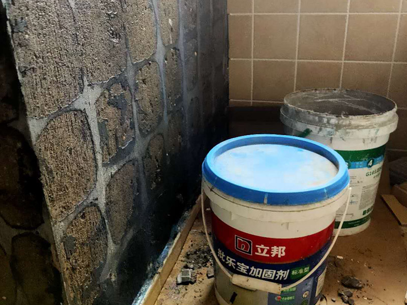 墻面瓷磚鋪貼：（1）基層處理：將塵土、雜物徹底清掃干凈，不得有空鼓、開(kāi)裂及起砂等缺陷。 （2）彈線：施工前在墻體四周彈出標(biāo)高控制線，在地面彈出十字線，以控制地磚分隔尺寸。 （3）鋪貼：鋪設(shè)選用1：3干硬性水泥砂漿，砂漿厚度25mm左右。鋪貼前將地磚背面濕潤(rùn)，需正面干燥為宜。把地磚按照要求放在水泥砂漿上，用橡皮錘輕敲地磚飾面直至密實(shí)平整達(dá)到要求。 （4）勾縫：地磚鋪完后24h進(jìn)行清理勾縫，勾縫前應(yīng)先將地磚縫隙內(nèi)雜質(zhì)擦凈，用專用填縫劑勾縫。 （5）清理：施工過(guò)程中隨干隨清，完工后(一般宜在24h之后)再用棉紗等物對(duì)地磚表面進(jìn)行清理。