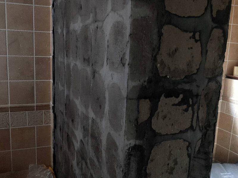 墻面瓷磚鋪貼：（1）基層處理：將塵土、雜物徹底清掃干凈，不得有空鼓、開(kāi)裂及起砂等缺陷。 （2）彈線：施工前在墻體四周彈出標(biāo)高控制線，在地面彈出十字線，以控制地磚分隔尺寸。 （3）鋪貼：鋪設(shè)選用1：3干硬性水泥砂漿，砂漿厚度25mm左右。鋪貼前將地磚背面濕潤(rùn)，需正面干燥為宜。把地磚按照要求放在水泥砂漿上，用橡皮錘輕敲地磚飾面直至密實(shí)平整達(dá)到要求。 （4）勾縫：地磚鋪完后24h進(jìn)行清理勾縫，勾縫前應(yīng)先將地磚縫隙內(nèi)雜質(zhì)擦凈，用專用填縫劑勾縫。 （5）清理：施工過(guò)程中隨干隨清，完工后(一般宜在24h之后)再用棉紗等物對(duì)地磚表面進(jìn)行清理。