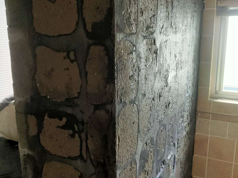 墻面瓷磚鋪貼：（1）基層處理：將塵土、雜物徹底清掃干凈，不得有空鼓、開(kāi)裂及起砂等缺陷。 （2）彈線：施工前在墻體四周彈出標(biāo)高控制線，在地面彈出十字線，以控制地磚分隔尺寸。 （3）鋪貼：鋪設(shè)選用1：3干硬性水泥砂漿，砂漿厚度25mm左右。鋪貼前將地磚背面濕潤(rùn)，需正面干燥為宜。把地磚按照要求放在水泥砂漿上，用橡皮錘輕敲地磚飾面直至密實(shí)平整達(dá)到要求。 （4）勾縫：地磚鋪完后24h進(jìn)行清理勾縫，勾縫前應(yīng)先將地磚縫隙內(nèi)雜質(zhì)擦凈，用專用填縫劑勾縫。 （5）清理：施工過(guò)程中隨干隨清，完工后(一般宜在24h之后)再用棉紗等物對(duì)地磚表面進(jìn)行清理。