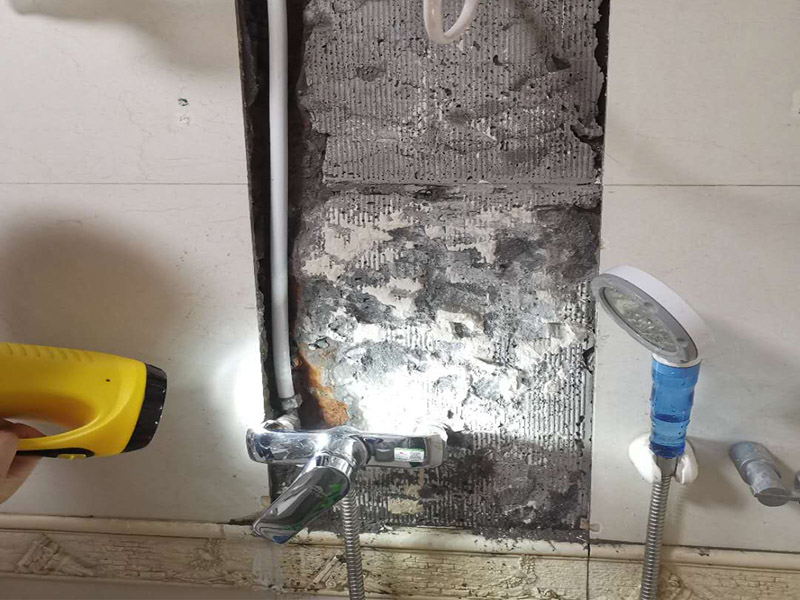 熱水器水管漏水維修：水管漏水修補(bǔ)要先找到漏水點(diǎn)，然后針對性修補(bǔ)，水管裂縫小可以直接將在漏水處涂抹上玻璃膠，但是要先關(guān)閉水閘、保持滲漏處干燥才能施工，玻璃膠干了之后才可以打開水閘，若是破損大，可將其切掉，用一節(jié)新水管和兩個(gè)接頭來修補(bǔ)，并在接頭處涂抹膠水密封。