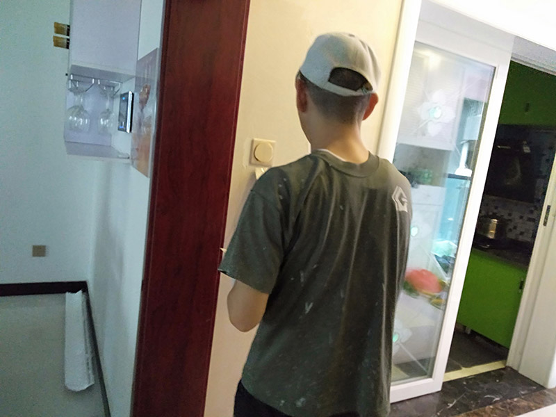客廳背景墻翻新：電視背景墻五花八門，在選擇的時候一定要看看家里原本的裝修色調是怎樣的，一定要做好色調的搭配，這樣才不會太突兀，不能一味的追求電視背景墻單獨的美感，與整間房間色調和諧才能看著更順眼。 裝修的時候一定要找專業(yè)的人員裝修，哪怕只是周圍的一圈茶色的玻璃，如果玻璃膠打不好的話，也是很難看的，而且還有可能過一段時間脫落，所以還是一次性到位的好。