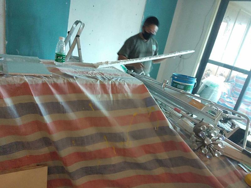 墻面貼石膏線：首先要打好墨斗直線，將石膏線條與墻、頂面粘貼處已作過乳膠漆的要鏟除去并刷界面增敲擊固底，量好尺度將挑好的石膏線（皎白細(xì)膩，光亮度高，背部平坦）依據(jù)適宜尺度做切開，用801膠和白石膏粉諧和，然后均勻的打在石膏線反面，然后依據(jù)視點貼，對花一定要聯(lián)接妥當(dāng)，接口的當(dāng)?shù)匾欢ㄒ教?，有縫隙的當(dāng)?shù)赜冒资喾勰ㄆ剑逅鎏幚怼?用膠水和白石膏粉調(diào)和,然后均勻的打在石膏線背面,然后根據(jù)角度貼就行了,重要的是對花,接口的地方一定要平整!