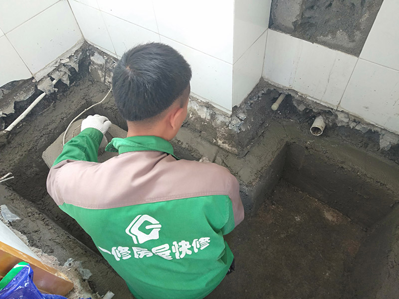 衛(wèi)生間墻地面抹灰：在進行防水處理之前，一定先找平地du面，如果地面不平對防水的效果可能會有影響，也可能造成因防水涂料薄厚不均而導致的開裂滲漏。地漏，墻角，管跟等接縫處要使用高彈性的柔性防水涂刷，因為衛(wèi)生間的墻與地面之間的接縫處會移位最容易滲水。 墻面處理上要做大約30cm高的防水涂料，以防積水滲透墻面返潮，如果衛(wèi)生間有淋浴房應(yīng)將防水做180cm，如果有浴缸，與浴缸相鄰的墻面防水高度應(yīng)比浴缸高處30cm.防水層做好后要留余一定的時間，讓防水層與建筑更好的融為一體，然后在防水層上做保護層再鋪地磚，施工過程中，可千萬馬虎不得，要盡量的保護防水層。