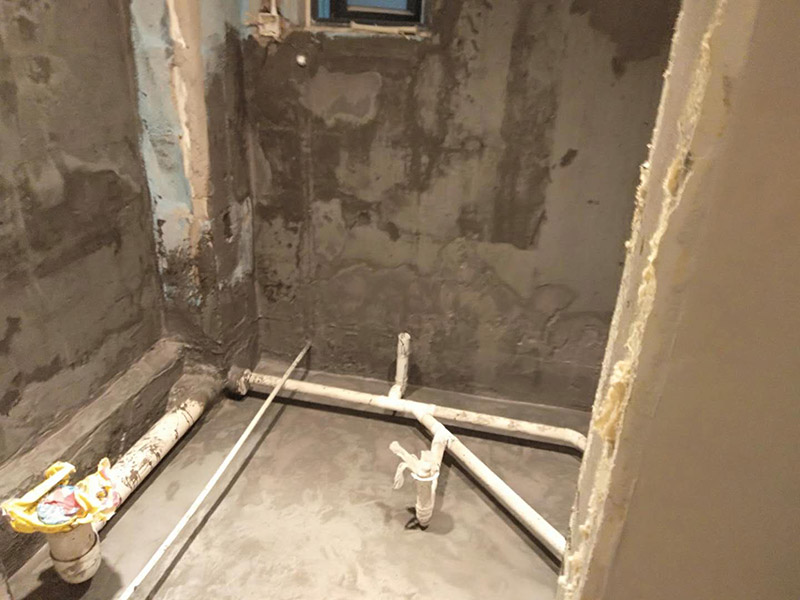 衛(wèi)生間墻地面抹灰：在進行防水處理之前，一定先找平地du面，如果地面不平對防水的效果可能會有影響，也可能造成因防水涂料薄厚不均而導致的開裂滲漏。地漏，墻角，管跟等接縫處要使用高彈性的柔性防水涂刷，因為衛(wèi)生間的墻與地面之間的接縫處會移位最容易滲水。 墻面處理上要做大約30cm高的防水涂料，以防積水滲透墻面返潮，如果衛(wèi)生間有淋浴房應(yīng)將防水做180cm，如果有浴缸，與浴缸相鄰的墻面防水高度應(yīng)比浴缸高處30cm.防水層做好后要留余一定的時間，讓防水層與建筑更好的融為一體，然后在防水層上做保護層再鋪地磚，施工過程中，可千萬馬虎不得，要盡量的保護防水層。